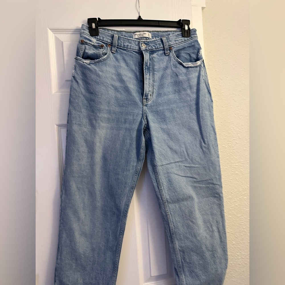 Abercrombie & Fitch ; the 90’s straight ultra high rise curve love